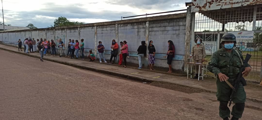 dcabellor's tweet photo. #VenezuelaTieneConQue pueblo noble, hermoso, que ama su democracia, acude a los centros pilotos para el simulacro electoral, lección para el lacayo Borrell, nada ni nadie detendrá este pueblo que decidió ser libre,  #BorrellLacayo Nosotros Venceremos!! https://t.co/qoVEwMbB7g