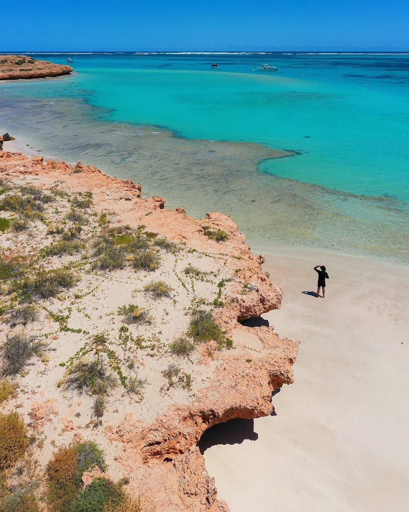 The spectacular Ningaloo coastline is a sight to behold. This is Baiyungu Country.

📍 Coral Bay, Western Australia.

#ningaloo #coralbay #thisiswa #australiascoralcoast #wanderoutyonder #seeaustralia #abcmyphoto instagr.am/p/CU2Mzv1PZNx/