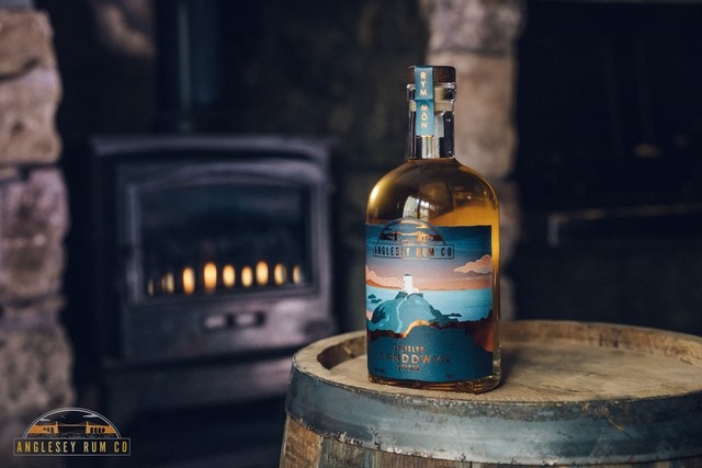 AngleseyRum's tweet photo. The weather is getting colder 🥶

Perfect time of year to curl up, with your favourite drink 🥃

Head to our website to grab yourself a bottle of dark or spiced craft rum, made right here on Anglesey! 

Link in our bio!

https://t.co/UVkVSPQ5Rp https://t.co/auQNzU82EA
