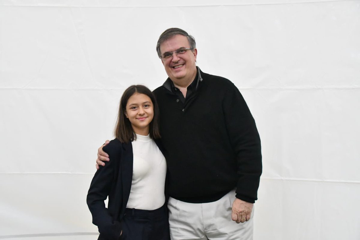 <a href="/m_ebrard/">Marcelo Ebrard C.</a> Muchas felicidades. En casa deseamos que pases un feliz cumpleaños en compañía de tu hermosa familia. Que Dios los llene de salud, amor y muchos buenos amigos.