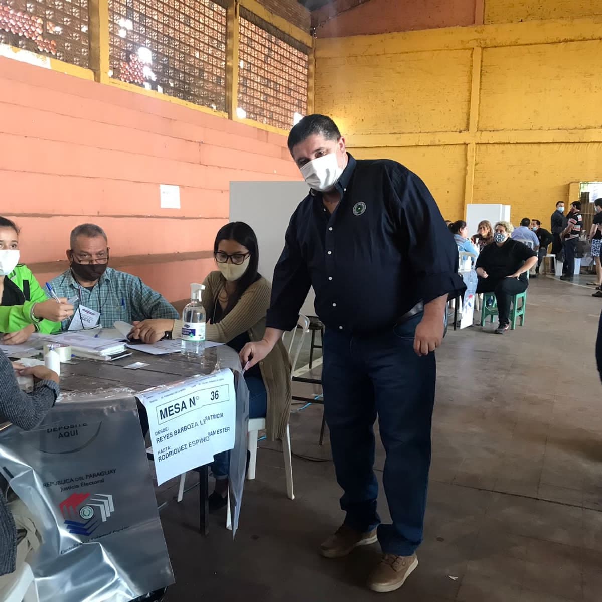 AlcidesRiverosC's tweet photo. ¡Ejerciendo mi derecho al voto, con mi familia, en el Colegio Fernando de la Mora!

Muy buena concurrencia de ciudadanos, el día está optimo para votar.

¡Fuerza FDM! 💪 https://t.co/uFwmvXaWjz