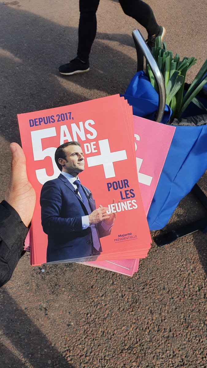 lesjem78's tweet photo. 👉 #JaM78 et marcheurs sur le terrain pour vous parler du bilan de @emmanuelmacron et répondre à vos questions !
💬 De nombreux messages de soutien en faveur de l’action du President #Macron qui a besoin de #5ansdeplus pour réformer le pays.
#Macron2022
#MacronPresidentDesJeunes https://t.co/qOZhGWZTOq