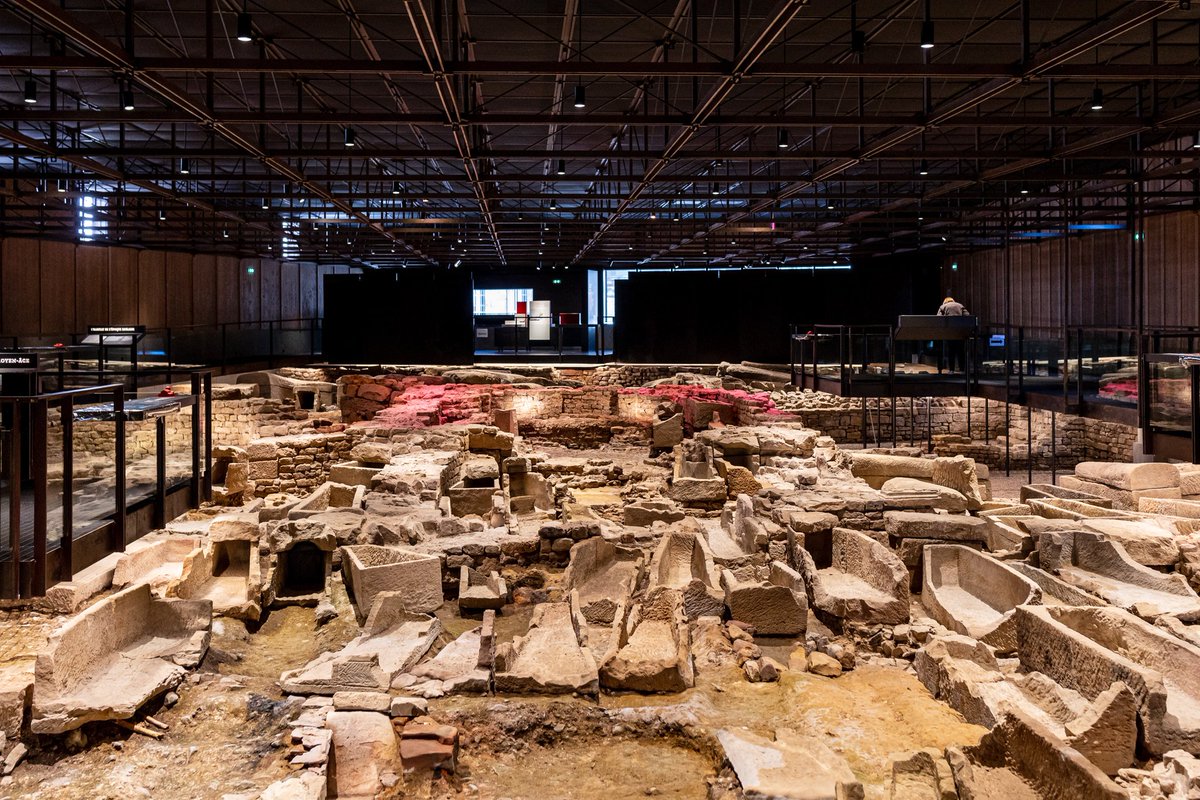 Découverte de #LuxeuilLesBains ville thermale depuis au moins l'époque gallo-romaine et qui possède un très beau patrimoine !
Visite du site archéo de l'Ecclesia qui renferme un magnifique ensemble de sépultures mérovingiennes 😍
📷 <a href="/NicolasDiolez/">Nicolas Diolez</a>
