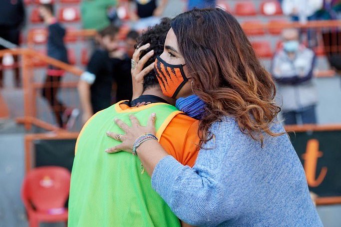 _cristinabea's tweet photo. ¿Quién dijo fin de semana sin fútbol? @tcf_oficial 2 - Ath. Torrellano 1. Primera victoria taronja (@EkediSteve y @JorgeJulia_).
📸 Adrián Castelló
🎤 Adri Domínguez, que menudo partido se cascó. A él le hicieron la falta que marcó Juliá, por el hueco que dejó Adri en la barrera. https://t.co/Oh8MHNRoww