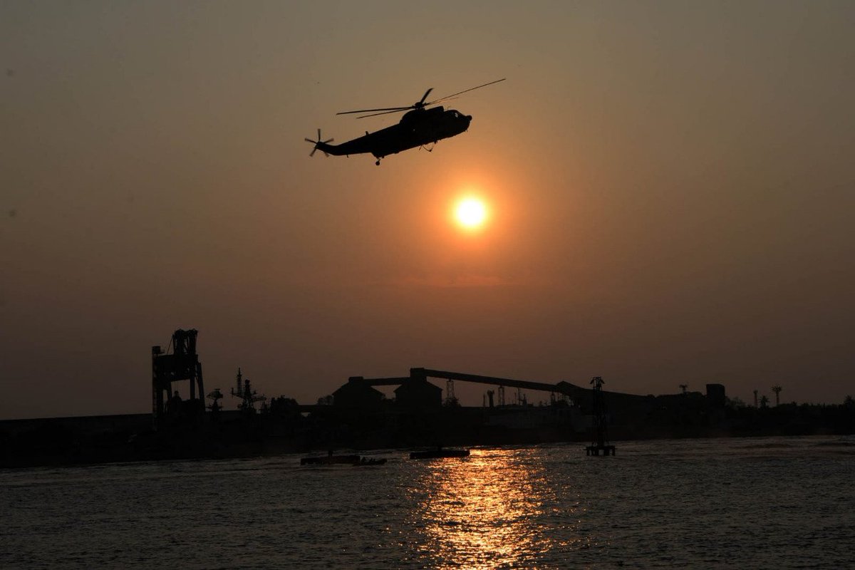 Seaking Helicopter on Harbour Patrol 

#SundaySynergy #NationalService
#IndianNavy #NavyStrong