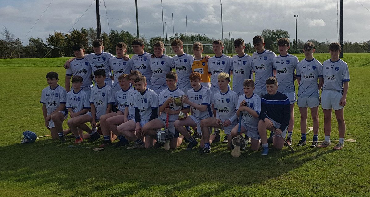 MayoGAA's tweet image. John West U15A Feile Hurling Final.
Adrian Freeman Memorial Cup.
@claremorrisgaa 4-14
@CBarMitchelsHC 1-12
Presentation made by Seamus Freeman &amp;amp; Jimmy Connor to the Claremorris Hurling captain Darra Beirne.