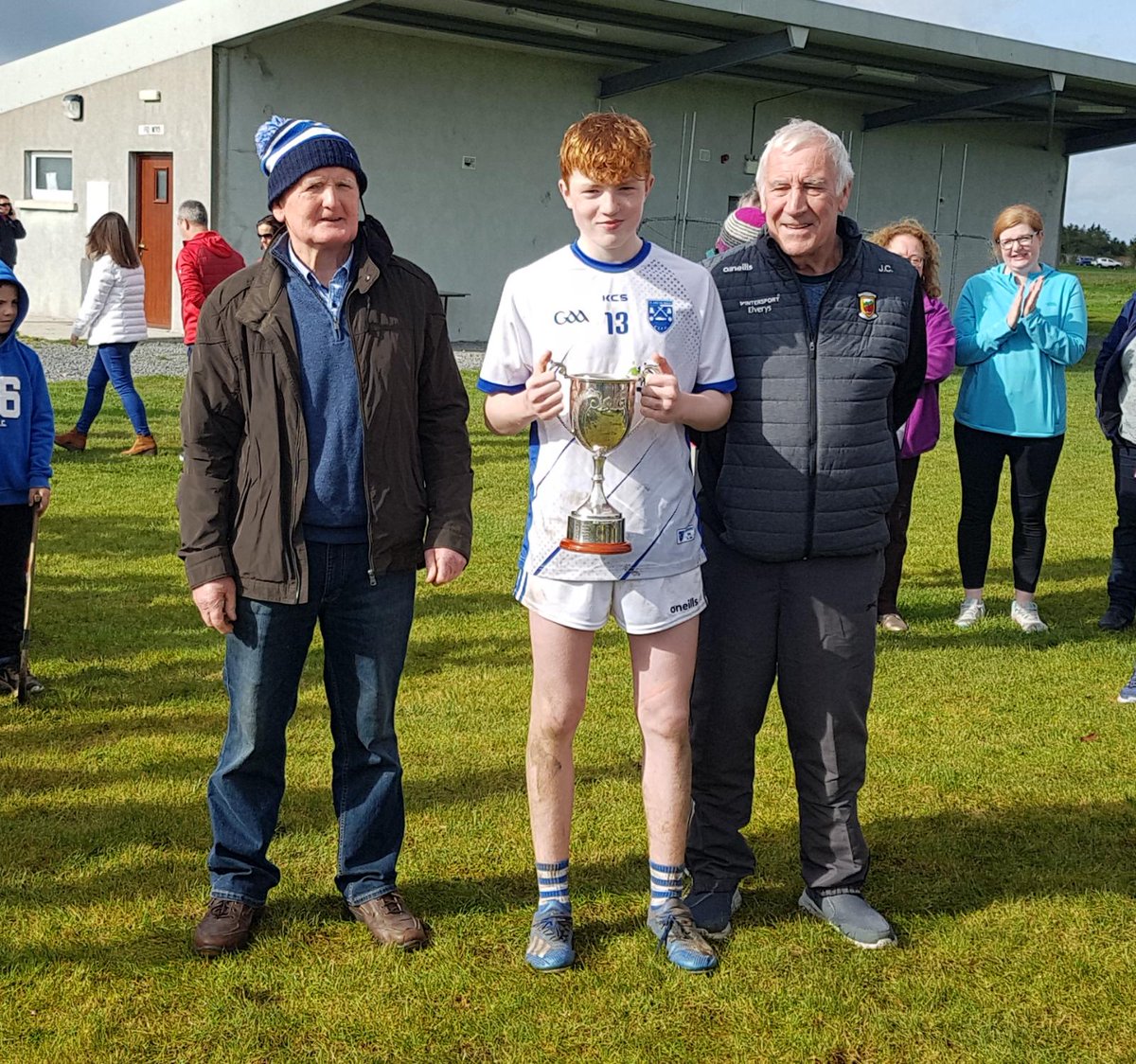 MayoGAA's tweet image. John West U15A Feile Hurling Final.
Adrian Freeman Memorial Cup.
@claremorrisgaa 4-14
@CBarMitchelsHC 1-12
Presentation made by Seamus Freeman &amp;amp; Jimmy Connor to the Claremorris Hurling captain Darra Beirne.