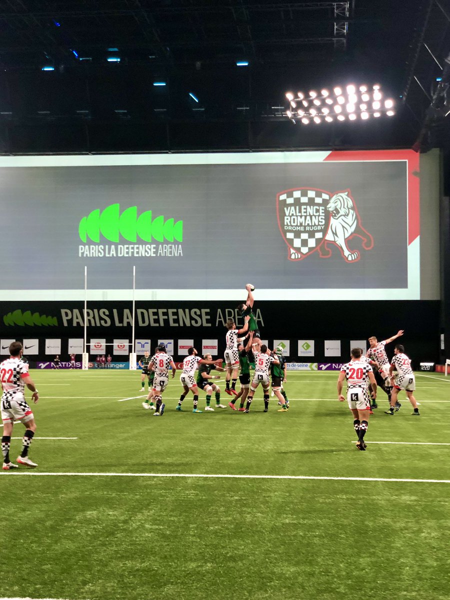 We_Rugby's tweet photo. Dans une ambiance inédite, le 
@RCSuresnes et le @VRDRrugby ont livré un très beau match ! 🏉 

Les Drômois s'imposent de peu (21-17) sur le synthétique de la @ParisLaDefArena, dans une rencontre musclée. 💪
 
Le résumé ➡️ https://t.co/yihsDYjjzc https://t.co/jP4OuWKlDP