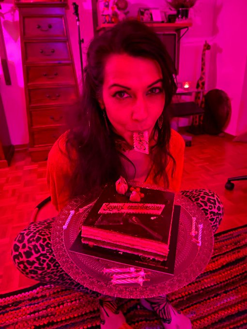 Anniversaire f&ecirc;t&eacute; en bonne et due forme 😅 Merciiiiiii pour vos messages 💕😍 https://t.co/9I8WOSuRze<a href="/tag/sex"class="tags"><span>#sex</span></a>