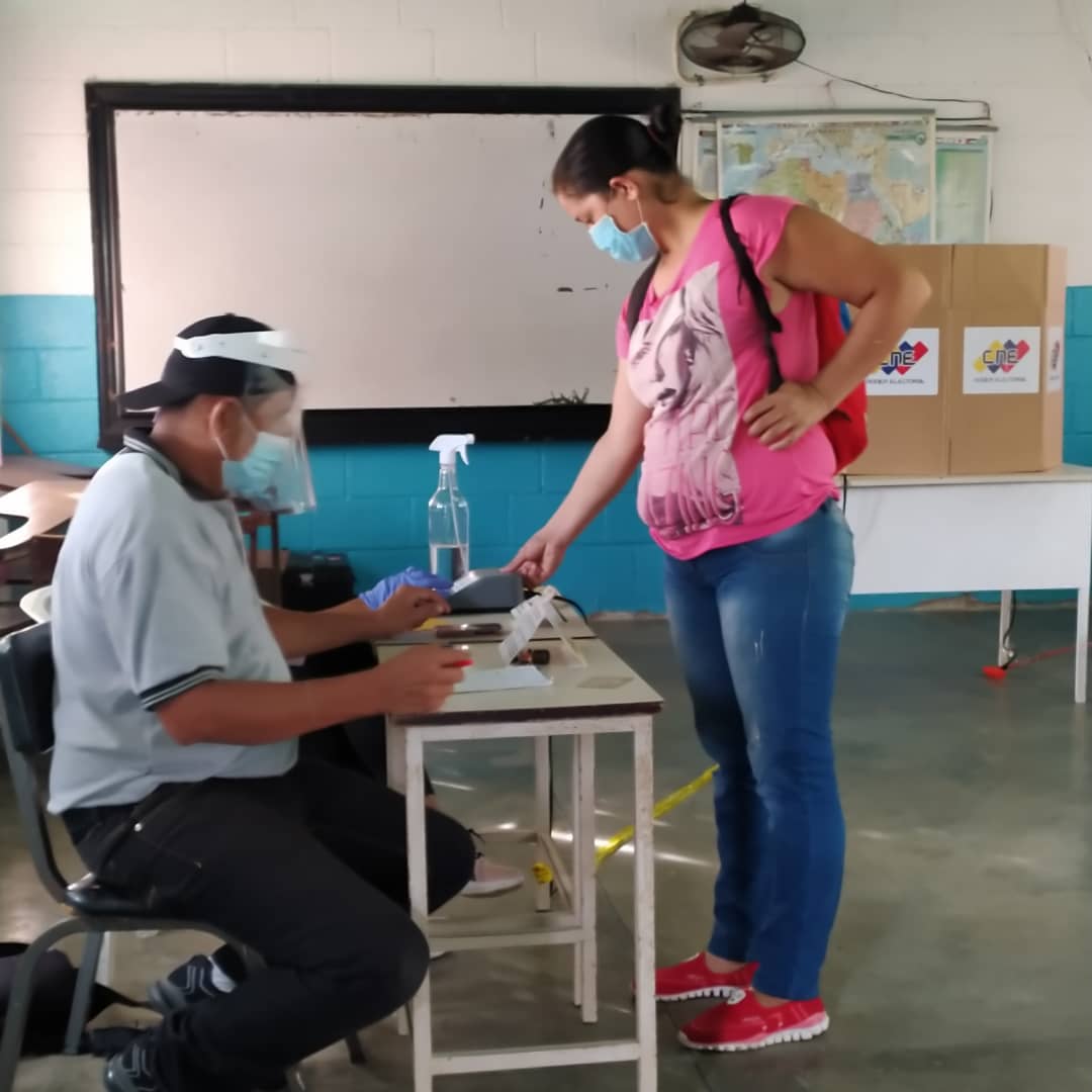 DaiverAlcalde's tweet photo. Con éxito arrancó el simulacro Electoral en Caracciolo Parra y Olmedo, desde muy temprano nuestra militancia activada con su 1*10. Vamos al 21N una victoria más. @NicolasMaduro @dcabellor @PartidoPSUV @PresidencialVen @taniapsuv @NorisHerrerar @MP_Comunas @cneesvzla https://t.co/YNjnki6x3W