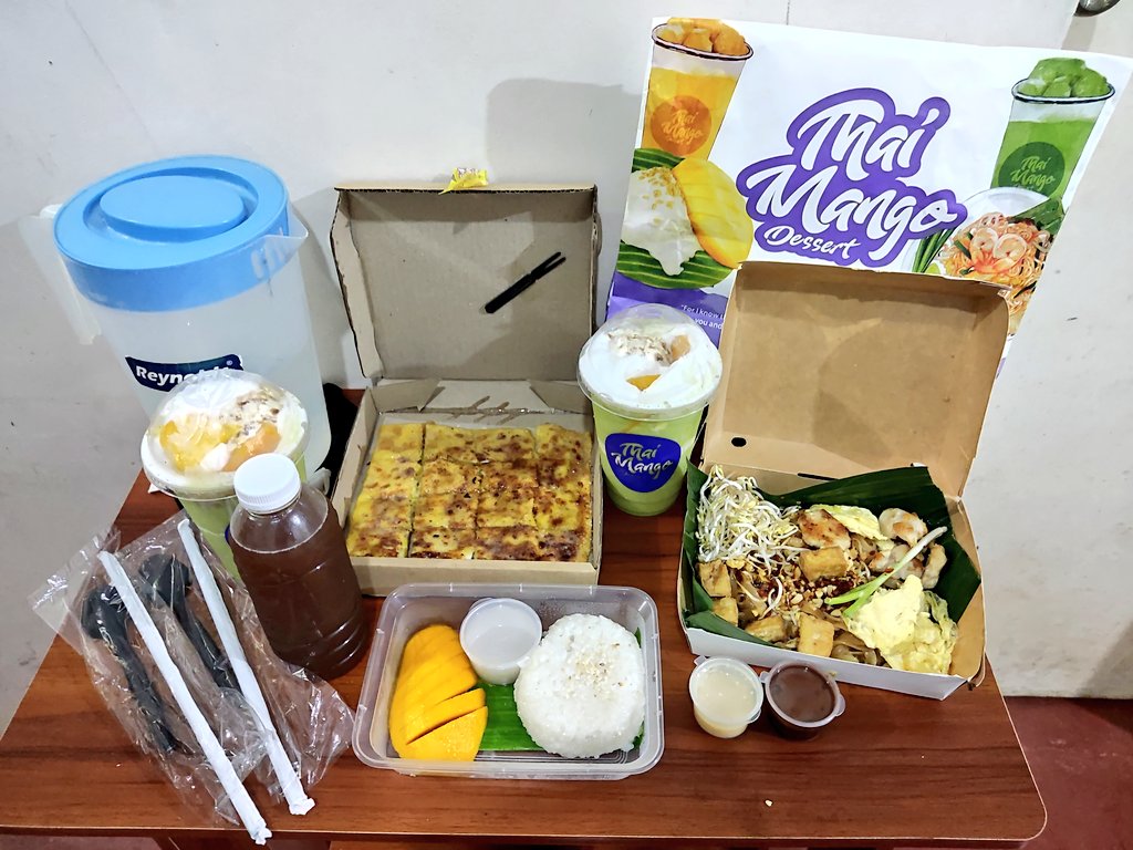 javees_journey's tweet image. Pad Thai, Mango Sticky Rice, Thai Banana Roti, and Thai Avocado Shake! 😋

#ThaiMango #Grab