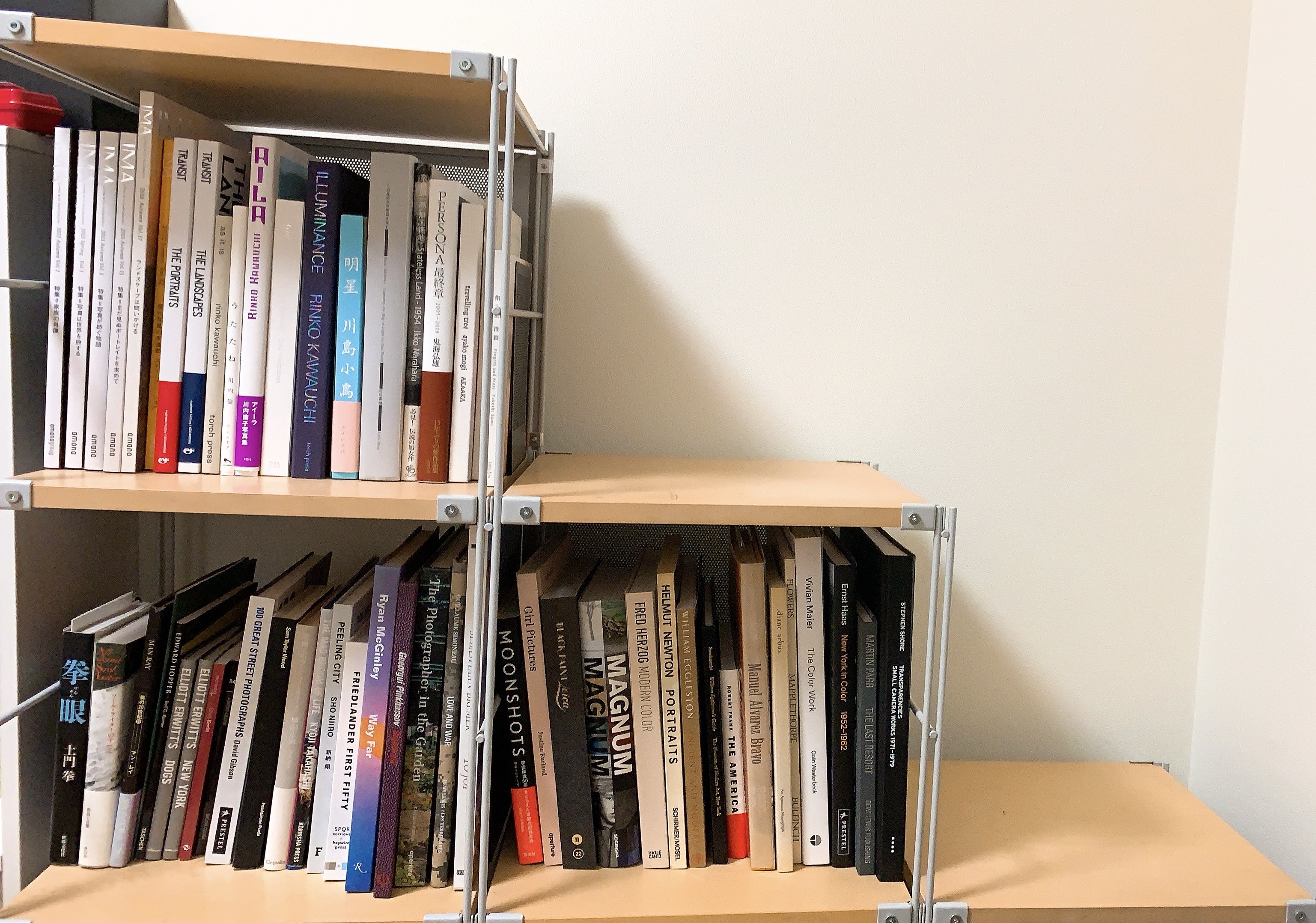 Hacograph On Twitter 先日の地震で本棚のものが床に散乱したので これを機に片付けがてら専門書を段ボール2箱分断捨離した すると写真集の類が全部本棚に収まってすっきり ピンチはチャンス Https T Co Bgbc6epyss Twitter