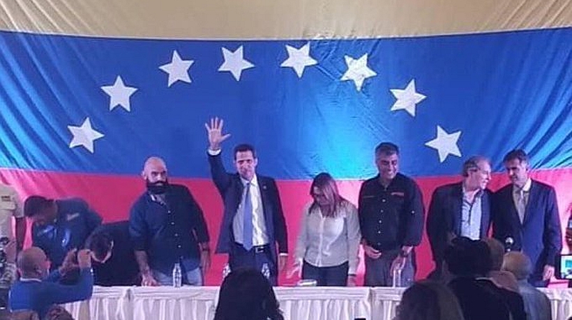 PrensaAna's tweet photo. Guaidó y referentes de la oposición venezolana llamaron a frenar la xenofobia y buscar alternativas a la expulsión de refugiados https://t.co/eAy4D8jGdW #Chile https://t.co/JAQw0W9aYc