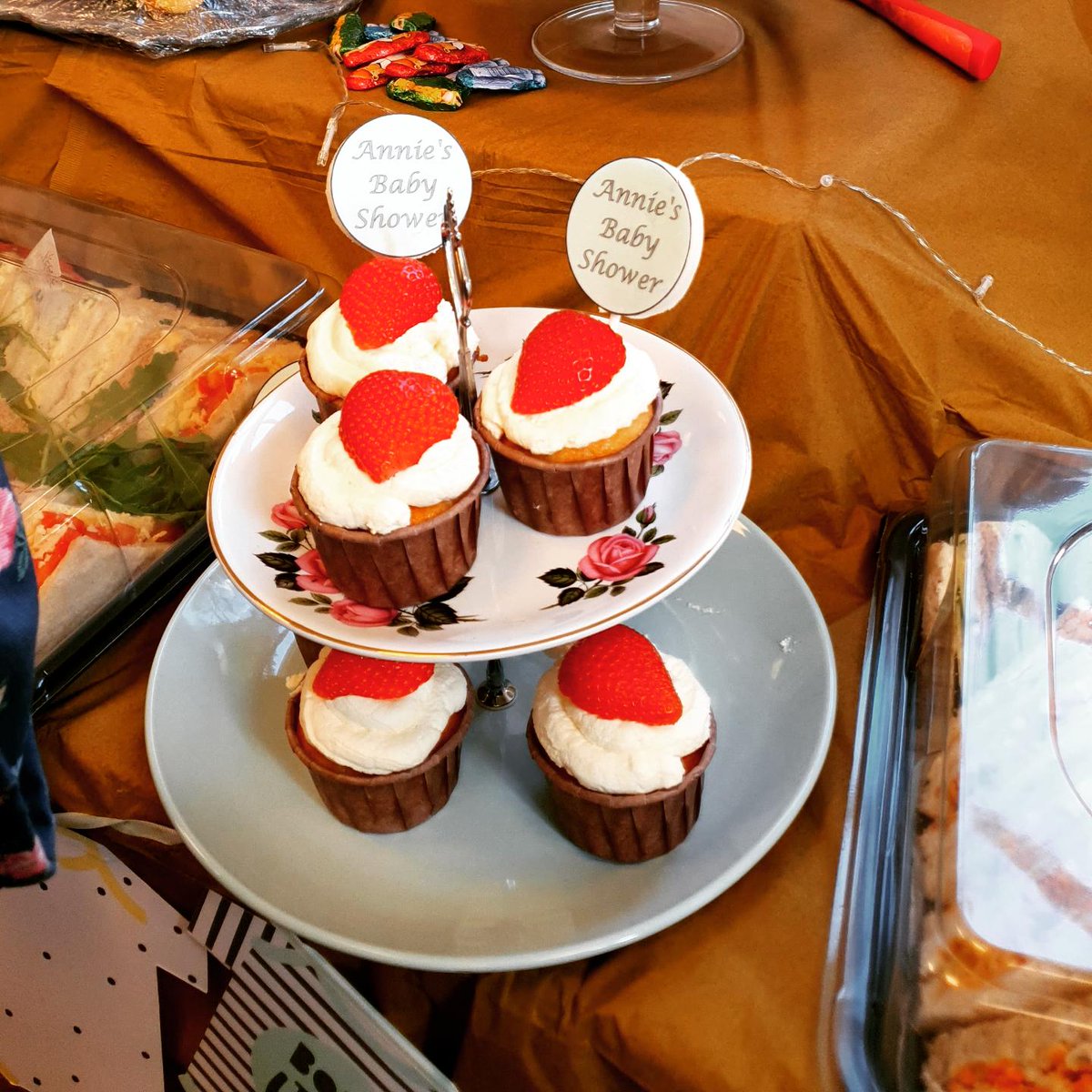 This week I made a baby shower cake! Almost instantly regretted agreeing to make a giraffe but it turned out alright in the end! 
#baking #cakedecorating #babyshower