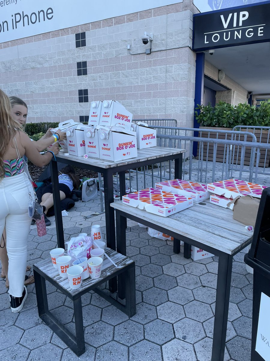 daydreamsott's tweet photo. HARRY GOT US DONUTS https://t.co/CgxxTj1jFJ