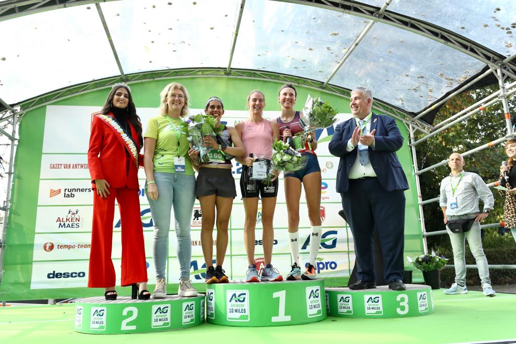 De winnnaars van de AG Antwerp 10 Miles
Female sign Vrouwen
1. Nina Lauwaert (56:51)
2. Liz Romo (57:53)
3. Saskia Weinans (58:18)
#AGAntwerp10Miles