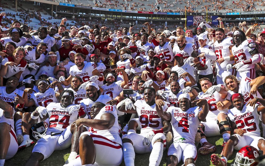 OU_Football's tweet photo. 🎶 OU boys, they my brothers, they my friends! 🎶

#OUDNA #BoomerSooner https://t.co/bipXDJLv5S