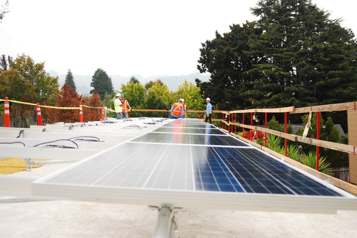 RE_volv's tweet photo. How do solar panels work? Solar panels work by converting light from the sun into electricity. Silicon atoms in the panels allow photons from the sun’s rays to release electrons from their orbit, which creates electricity.

#solar #solarenergy #solarinformation https://t.co/AqgjWwPzpD
