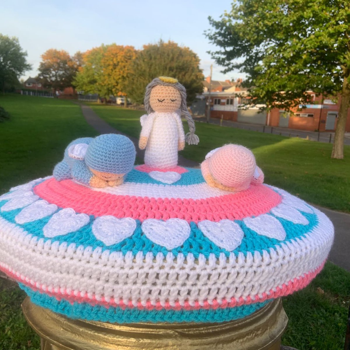 Claire from The Artful Buttoner has just been and popped this amazing Postbox Topper on Paralmypic swimmer Ollie Hynd's gold post box as part of our #BLAW2021 Project <a href="/olliehyndgb/">Ollie Hynd MBE</a> <a href="/babyloss/">barbara loss</a> #babylossawarenessweek #sandsUK #postboxtopper #pinkandblue