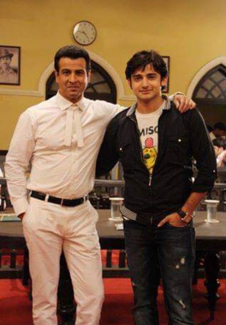 tandralahiry123's tweet photo. Proud to be ur fan
@RonitBoseRoy
#HappyBirthdayRonitBoseRoy
#29min left ❤️❤️❤️✍️ https://t.co/aIcDw1slOG