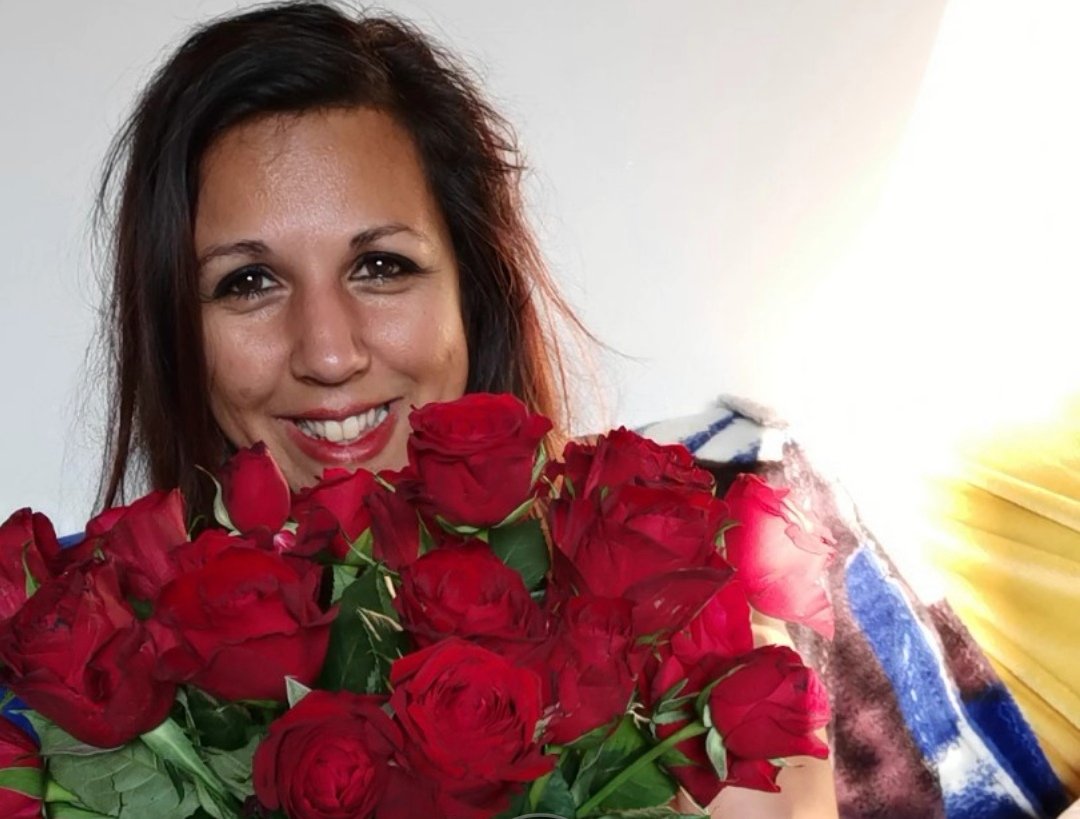 lisa_vigour's tweet photo. The roses from my video shoot that survived. So happy the vid is now complete for my song I wrote &amp; produced. 'Born 2 Love' About my experience of racism. https://t.co/C3Suc5klrC #newmusicvideo #born2love #blacklivesmatter #youtube #officalmusicvideo #newmusic #femaleproducer https://t.co/Tyw7X7bsm6