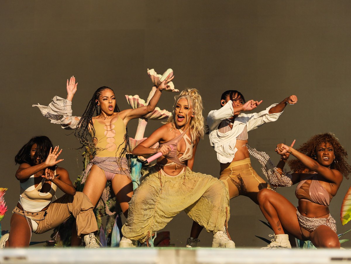 texanarts's tweet photo. recap: despite saying she was sick, @DojaCat put on a killer performance to a crowd sprawling from ladybird stage to t-mobile stage. she even teared up when she saw the size of the crowd. 

never thought we'd cry to a doja cat show...

📸by @connor_downs32 for @thedailytexan https://t.co/5wP6KElXV2