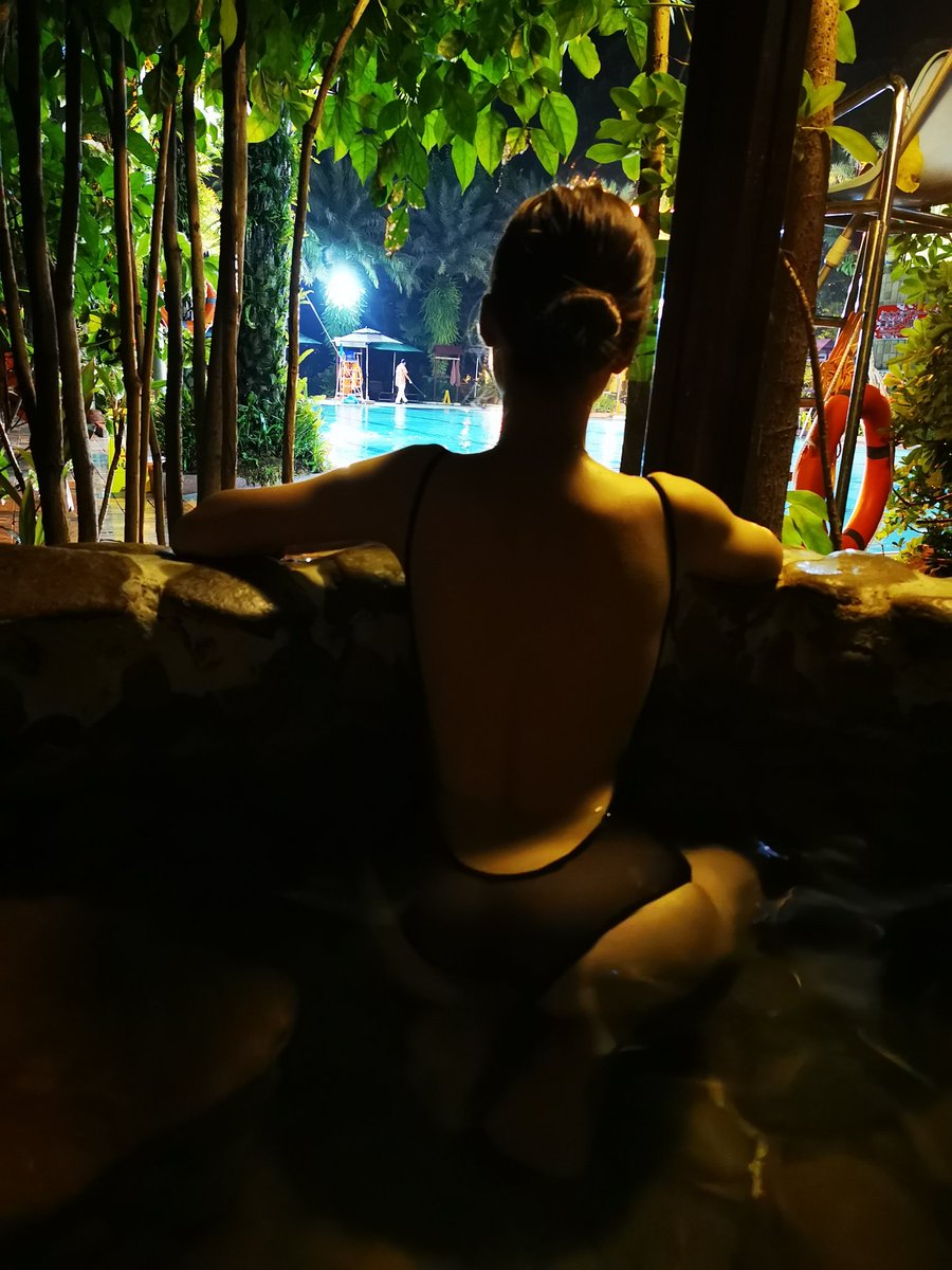 休息两天带媳妇泡一下温泉♨️#露出
工作人员也很勤快送水给我们喝是怕晕倒吗？😳 https://t.co/vWpLdAnWzN