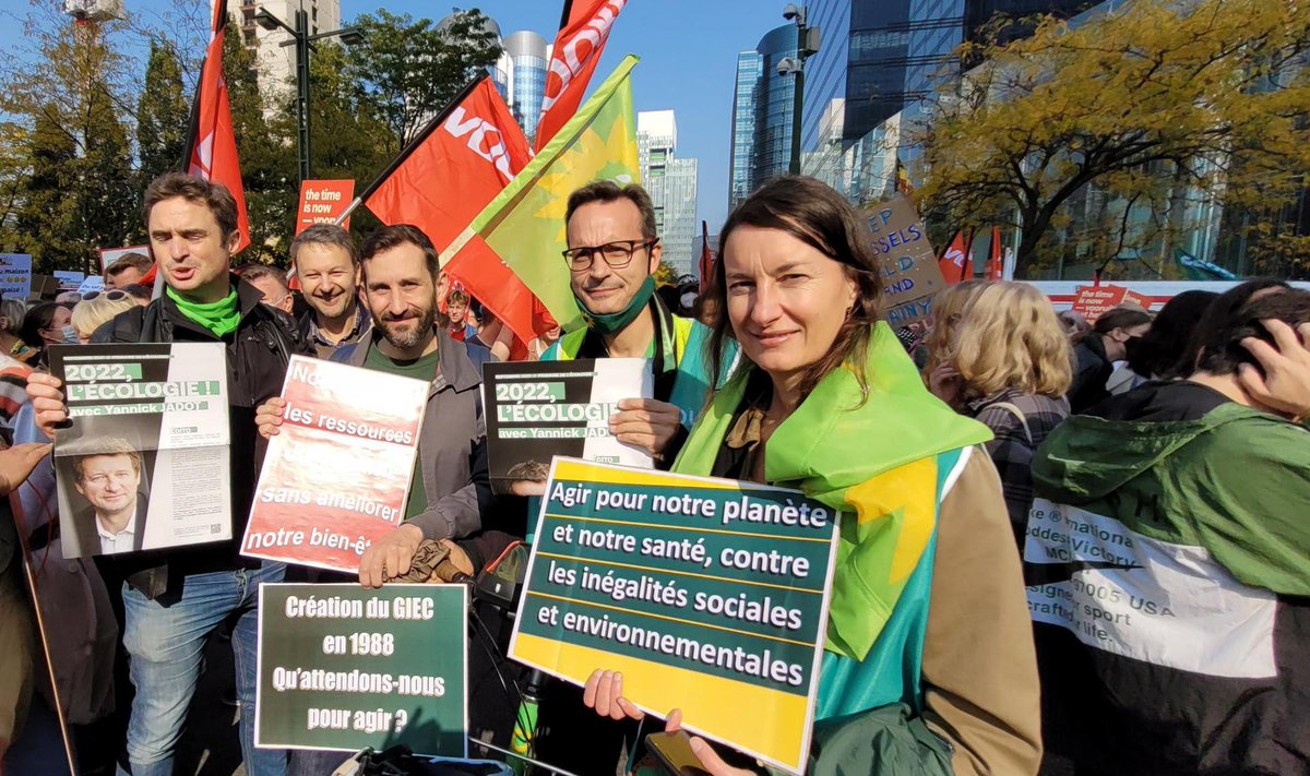Quelle journée formidable, 50 000 au minimum pour le climat à Brux elles aujourd hui.  Société civile et ecologistes en marche pour le vrai changement!