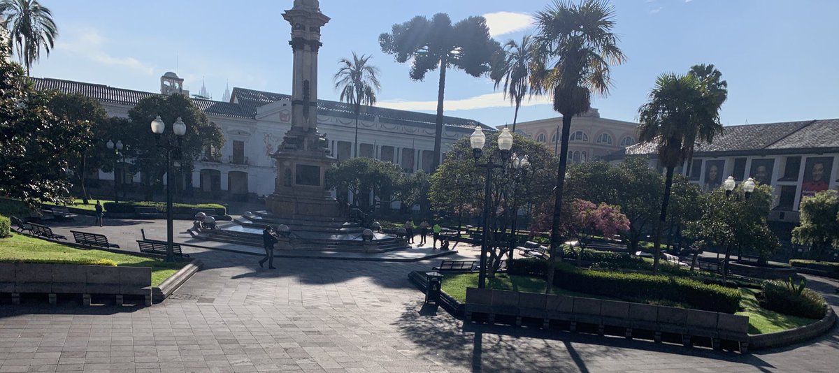 diegopuente1's tweet photo. Hablemos de Quito... ya sabemos que el Centro Histórico es espectacular. Pero, ¿conoces estos datos? Encontré  10 hechos interesantes que te pueden servir (fijo para compartir en una reunión o cita). Hoy te hablaré de la Plaza Grande y sus cercanías. https://t.co/Qklkt2LrwR