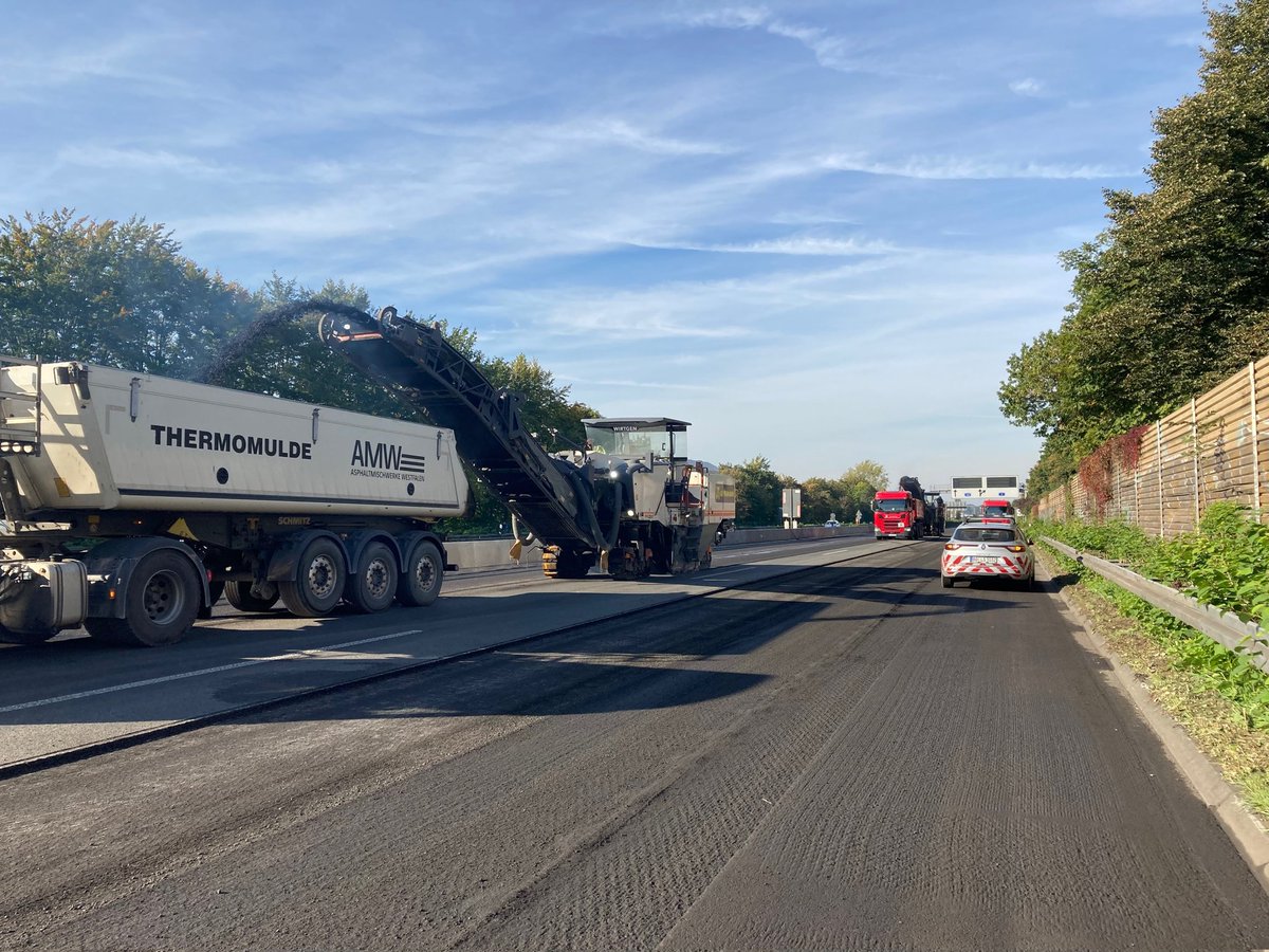 Die Asphaltdecke auf der A40 wird abgefräst, damit neuer lärmmindernder Asphalt eingebaut werden kann.