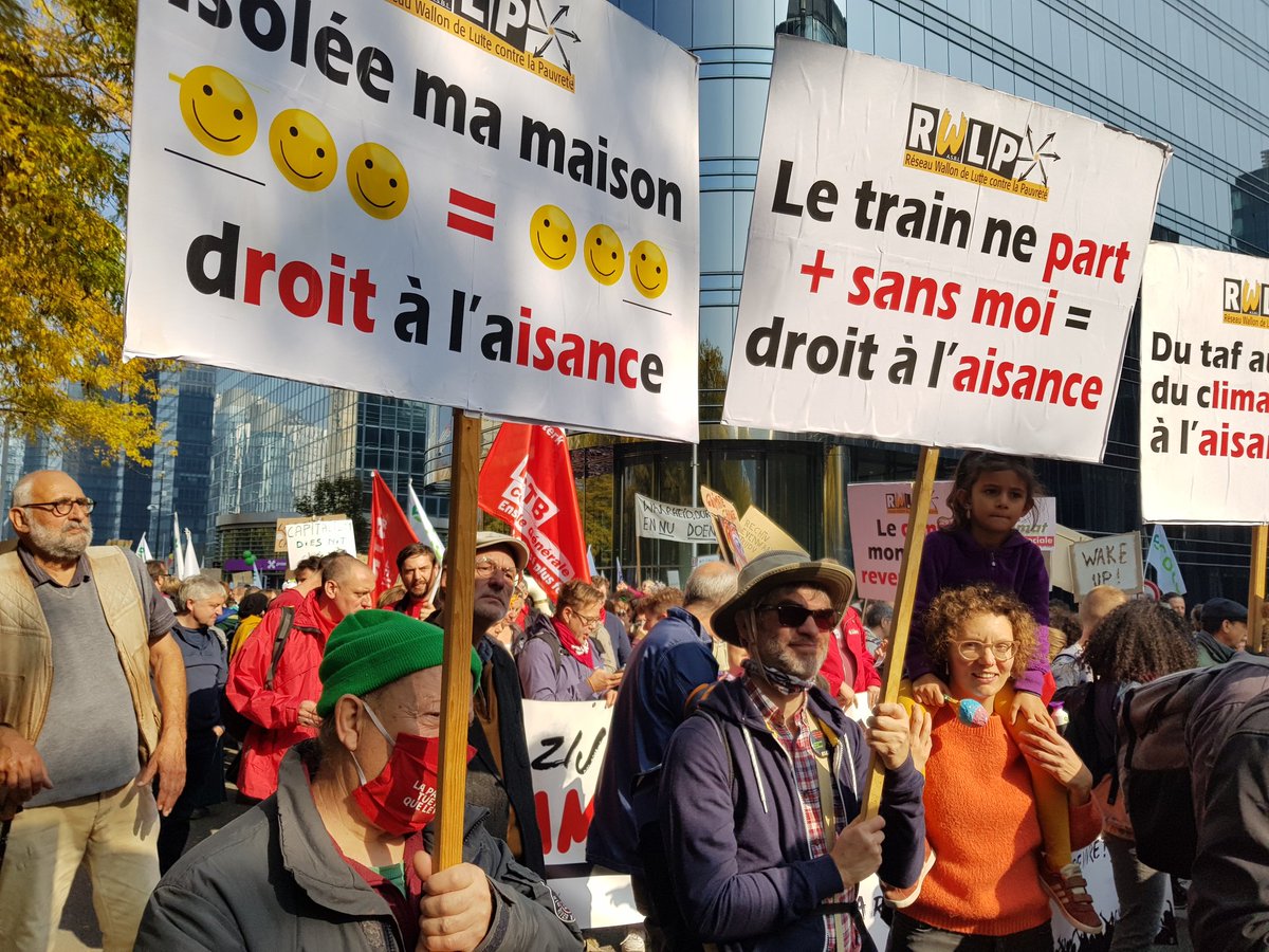 caro_vdhoeven's tweet photo. Een succesvol klimaatbeleid kan niet zonder een ambitieus sociaal beleid. Op de #klimaatmars riepen de netwerken armoedebestrijding vandaag op tot sociale rechtvaardigheid. #RWLP @netwerktegenarm @bapn https://t.co/yjKAd7V25C