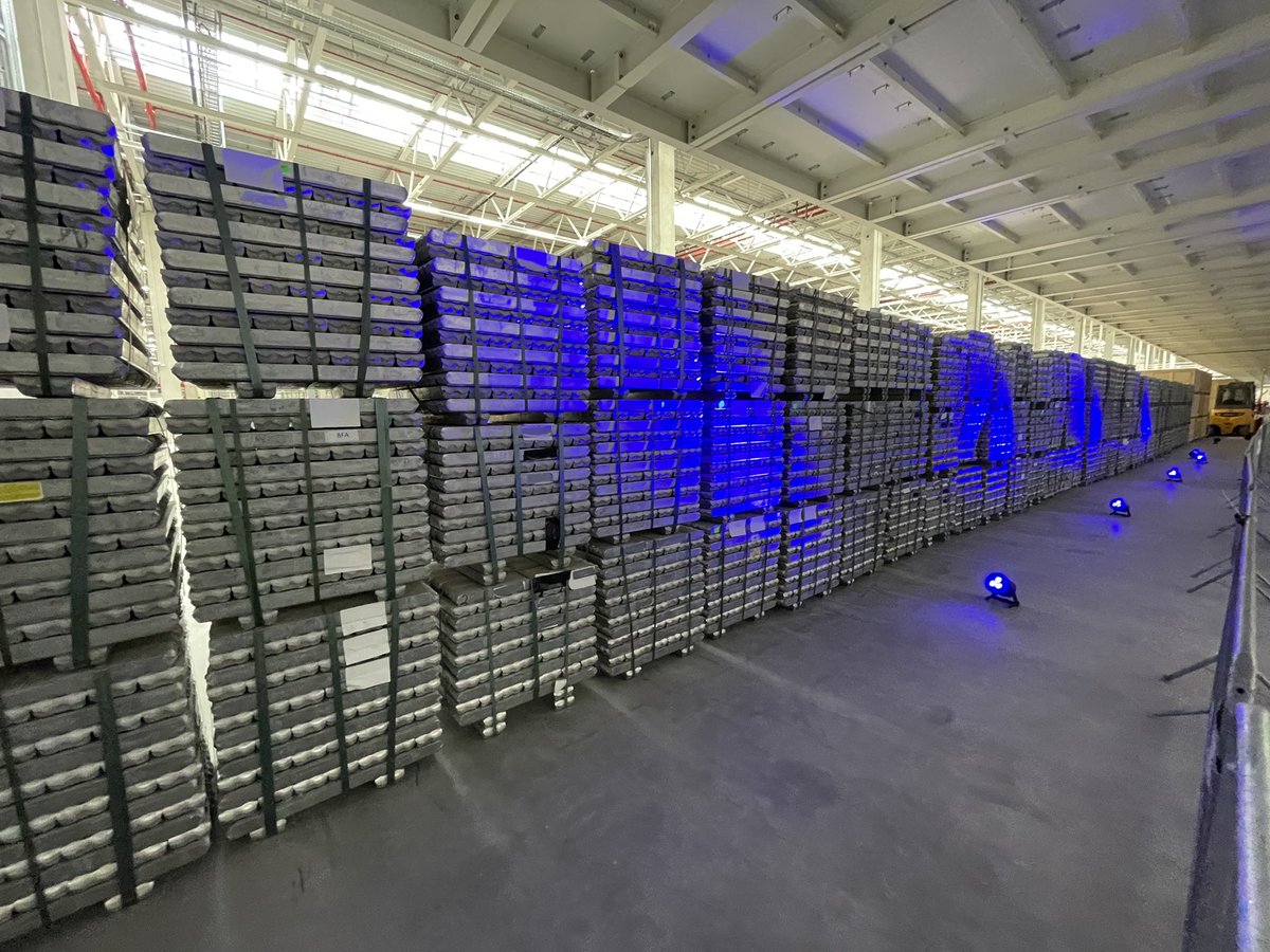 gwenn85's tweet photo. Aluminium bars enter the gigafactory on pallets and then some real engineering magic 🪄 happens in the @Tesla gigafactory ⚡️@elonmusk @Kristennetten @flcnhvy #tesla #GigaFest #GigaBerlin #ElonMusk #teslaclubbe https://t.co/SvNZpBl2bk