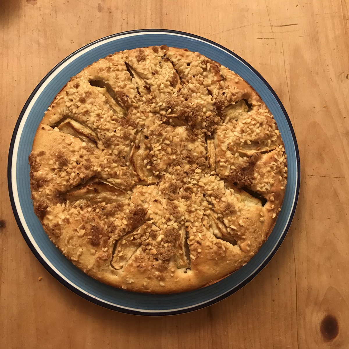 avjones_13's tweet photo. Sunday baking perfect for autumnal evenings. First attempt at @jamieoliver tangerine dream cake (ok it’s clementine) and my old favourite Danish apple & cinnamon cake. #oldsndnew #containsnuts ! https://t.co/9T0PLN9IcX