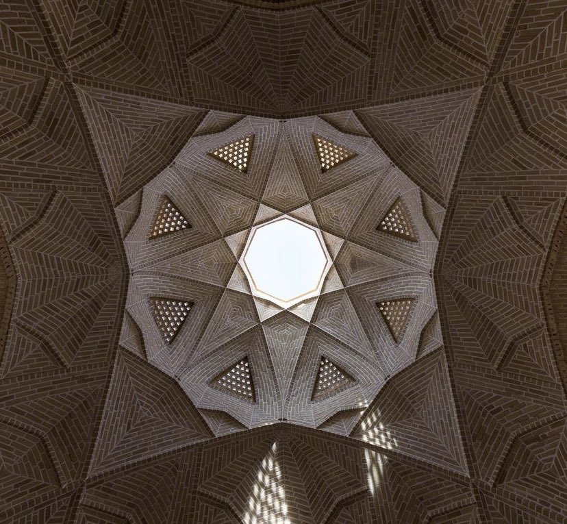 FaridVahiid's tweet photo. Le #dôme est un élément central dans l’architecture #persane. Des Sassanides aux Safavides, de la Perse antique à l’Iran chiite, les dômes ont toujours appelé le regard vers le ciel et la lumière. https://t.co/4BcKH6NwA5