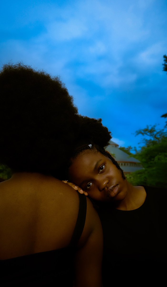 _senpairose's tweet photo. The Crown (Black Edition):🧝🏿‍♀️
hair has always been an extremely important part of my growth as a black woman.

This photoshoot is an “ode” to my love and appreciation for natural hair within my community.
For the full complete photo set and a little more, visit the link in my bio! https://t.co/0vChYxSiVE