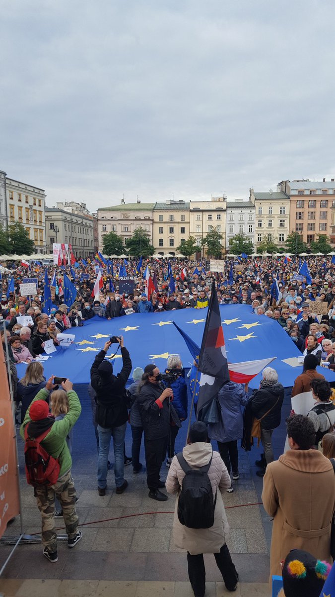 My zostajemy! - skandują zebrani na krakowskim Rynku, na miejscu kilka tysięcy osób. <a href="/Radio_TOK_FM/">Radio TOK FM</a> <a href="/TOKFM_NEWS/">Informacje TOK FM</a> #zostajeMYwUE