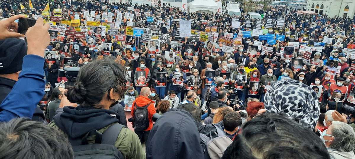 tumbelsen4's tweet photo. 10 Ekim 2015'te Ankara'da İşid canilerinin katlettiği 103 Canımız için Kadıköy'de yapılan anmaya katıldık.
Ne yitirdiğimiz canları unutacağız ne de katilleri ve onlara göz yumanları... https://t.co/hkSaspsxdK