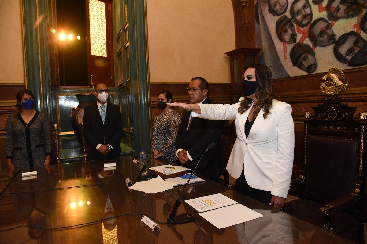 LorenaAlfaroG's tweet photo. En las primeras horas del día, quedó instalado el nuevo Ayuntamiento 2021-2024, con ello, tomé protesta como la primera mujer presidenta municipal de #Irapuato.

Los convoco a trabajar en unidad y  #ConPasoFirme por cada familia, por la paz y el trabajo, con un gobierno cercano. https://t.co/kqOxprxA93