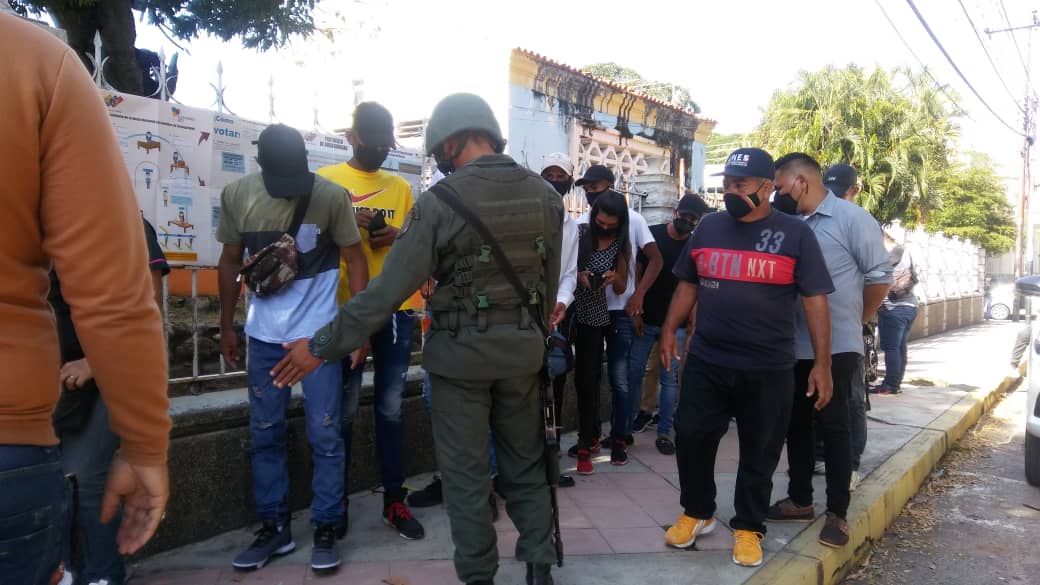 unesguarico's tweet photo. #CEFOUNES #Guárico desde tempranas horas en cola para participar en el #SimulacroElectoral. Activos en los Centros Pilotos en San Juan de los Morros, capital del estado Guárico
¡Ve y asiste al simulacro electoral!
#VenezuelaTieneConQué
#GuáricoTieneConQué
#UnesVenYSe https://t.co/4334J5zUa6