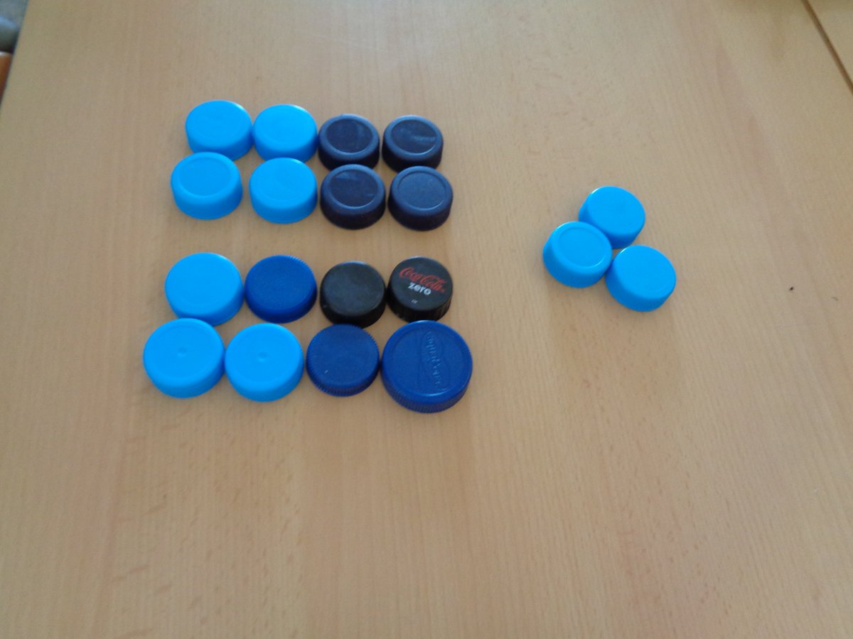 nesa2k1's tweet photo. Activitats matemàtiques fetes a l'aula:
1. Quines estratègies fas servir per saber quants taps tens a la taula? Quina és la més fàcil? Quina és la més ràpida? I la més visual?
#conversesmatemàtiques
#compartimexperiències
@e_montbui @lluismora @cesirecat @amesamescat https://t.co/bZ6u76tzJ4