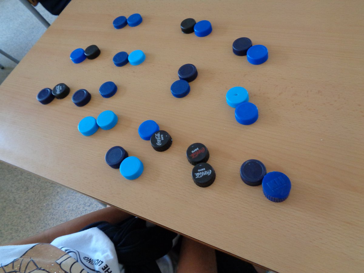 nesa2k1's tweet photo. Activitats matemàtiques fetes a l'aula:
1. Quines estratègies fas servir per saber quants taps tens a la taula? Quina és la més fàcil? Quina és la més ràpida? I la més visual?
#conversesmatemàtiques
#compartimexperiències
@e_montbui @lluismora @cesirecat @amesamescat https://t.co/bZ6u76tzJ4