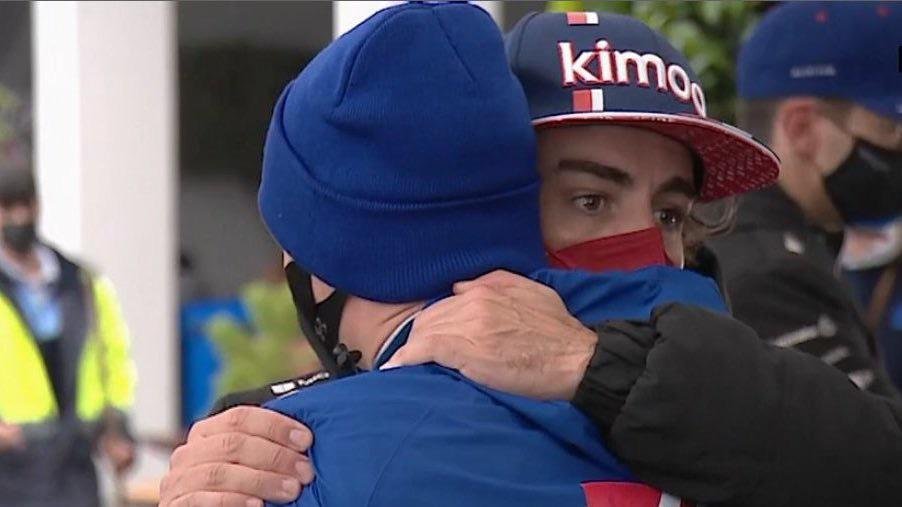 Aí sim. Após a corrida, Alonso foi pedir desculpas ao Mick pelo incidente no início da corrida. 👏👏👏