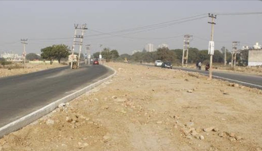 ElvishYadav's tweet photo. Ye Gadio ke liye hai Namaz padhne ke liye nahi or ye sirf Gurgaon sector 47 ki dikkat nahi hai poore India ki hai. Awaz hume hi uthaani hai https://t.co/AYxYIltQzi