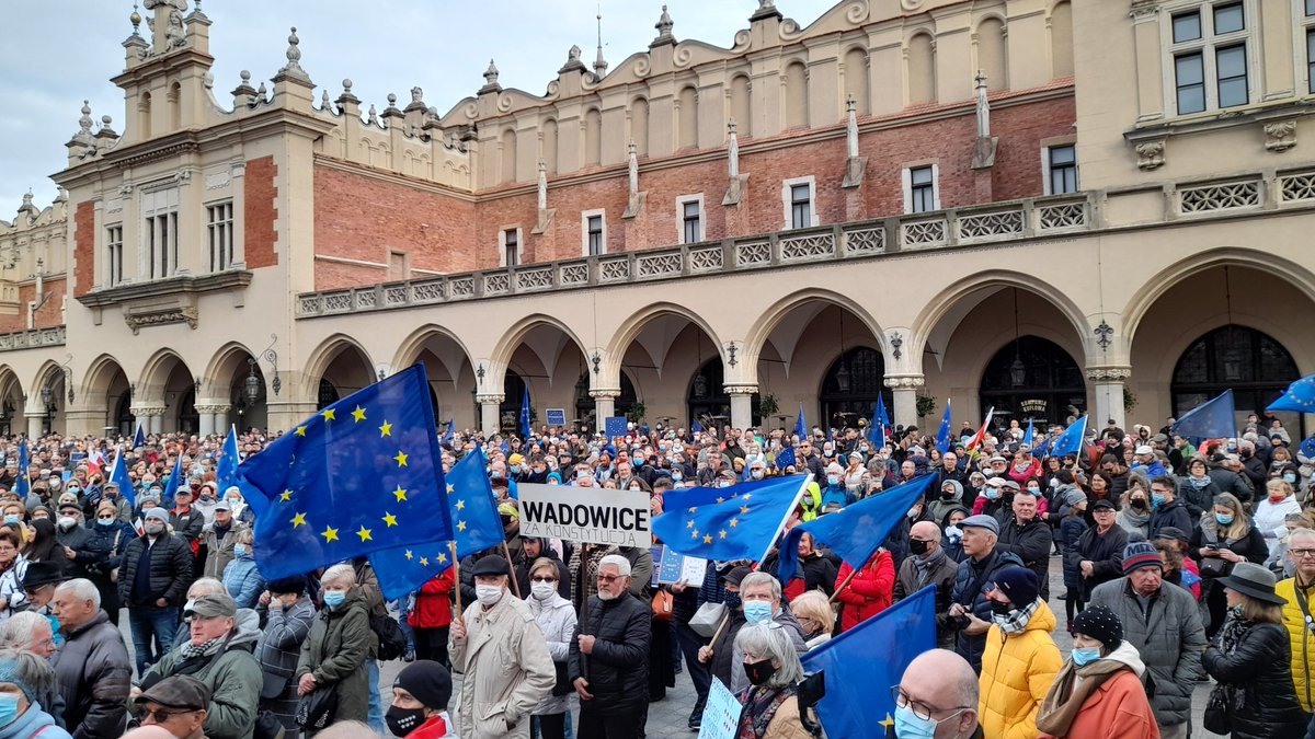 TereskaGut's tweet photo. #Krakow Protest pod hasłem "My zostajemy w UE" rozpoczął się odśpiewaniem "Ody do radości". Protestujący przynieśli ze sobą polskie i unijne flagi i skandują "zostajemy" https://t.co/aXxcaoLuW4