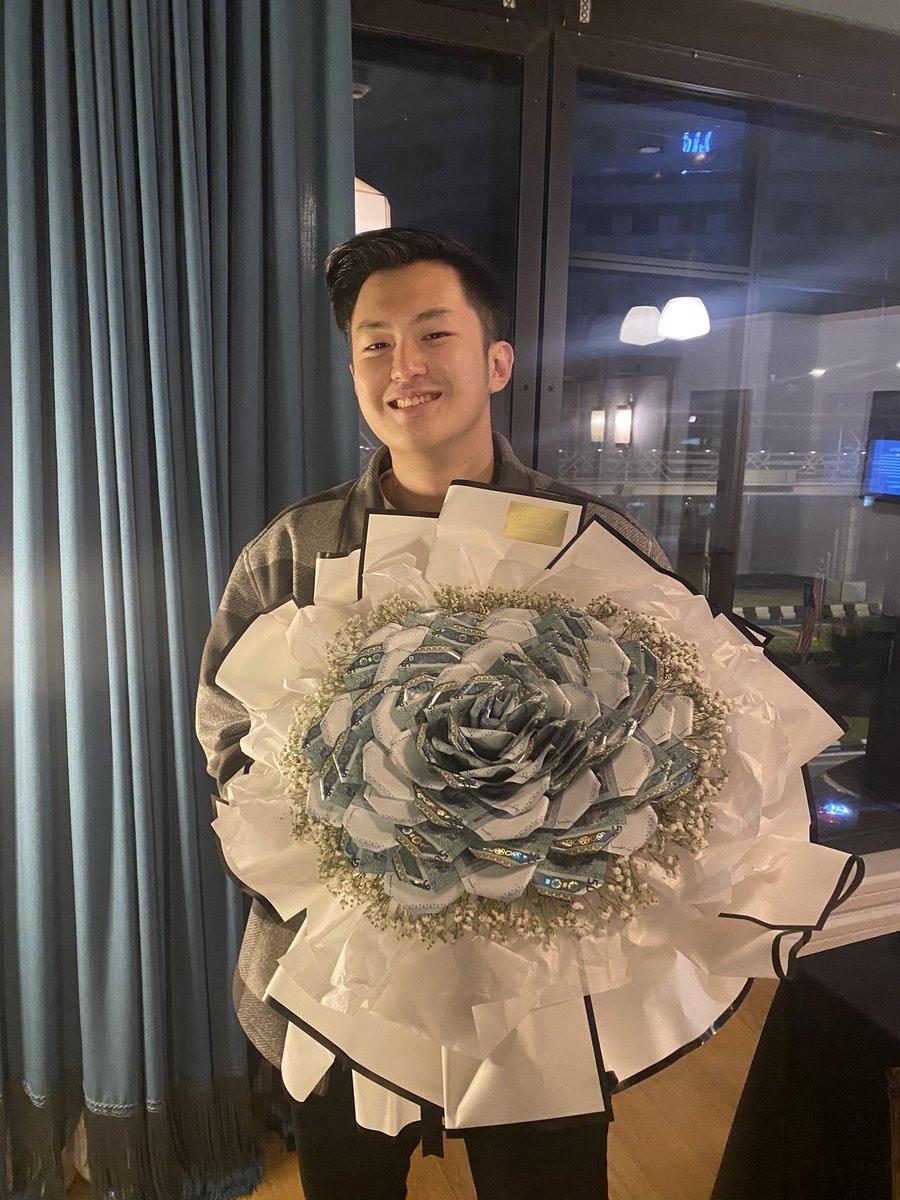 kasihirisleona's tweet photo. gave my bf a bouquet of flowers :p https://t.co/fn2BQTegfA