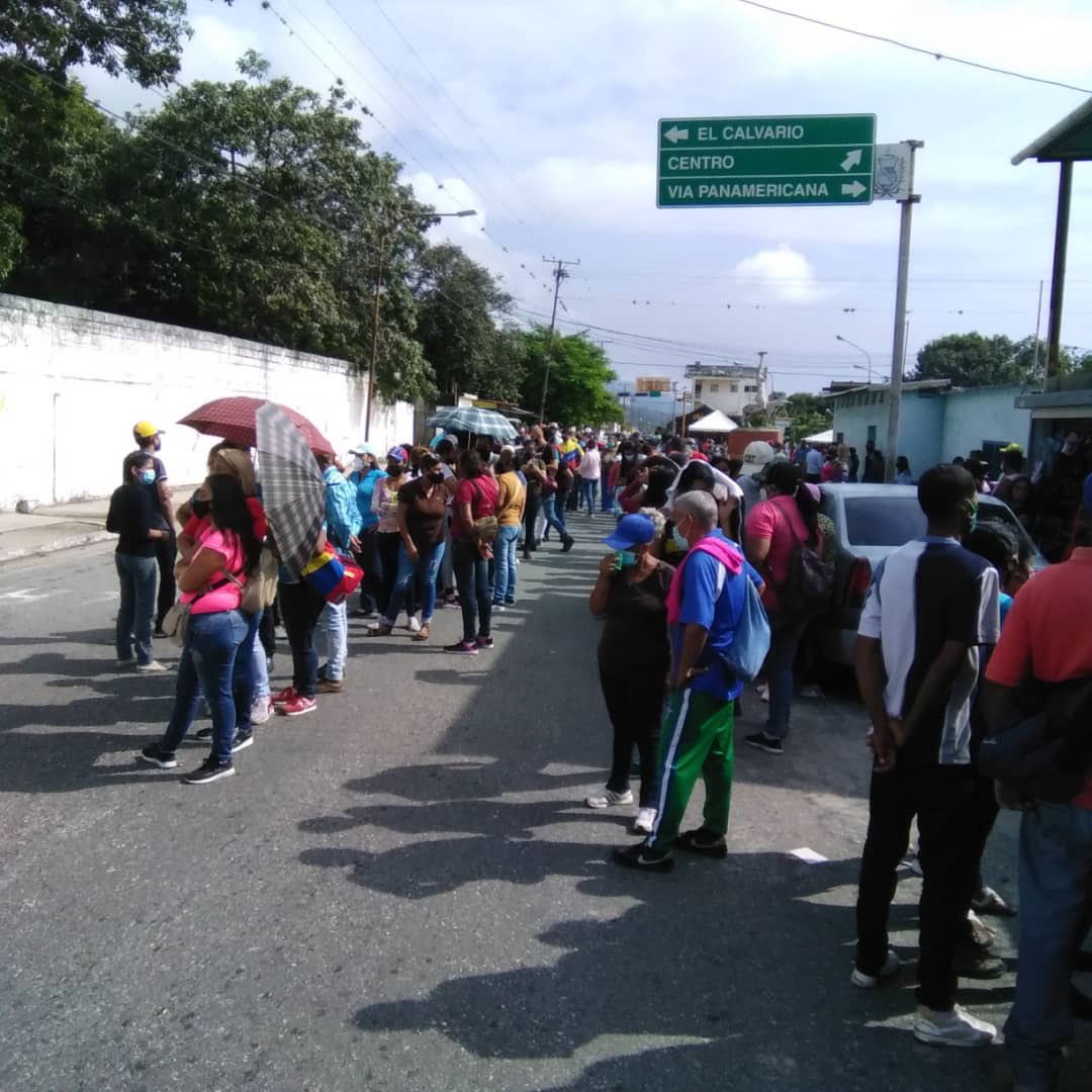 JLEONYARA's tweet photo. YARACUYANOS acuden masivamente al Simulacro convocado por el CNE… Seguimos siendo ejemplo de democracia participativa y protagónica; #JuntosLoHacemosMejor ..! https://t.co/7inJK5d4TZ