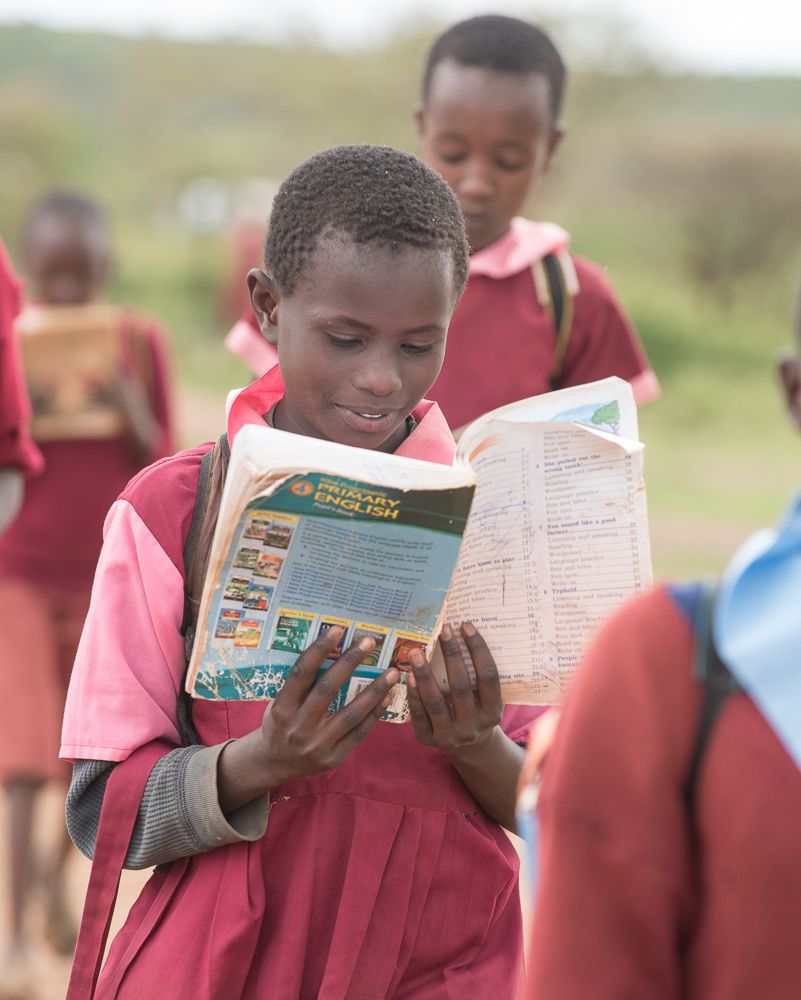 BOMA_ngo's tweet photo. Did you know that an educated girl is less vulnerable to violence, can wait to marry until she's ready, and often has fewer children? For a girl experiencing extreme poverty, the difference is life changing. #GirlsEducation #DayOfTheGirl #GirlWithABook #EndExtremePoverty https://t.co/nABdHrpWlM