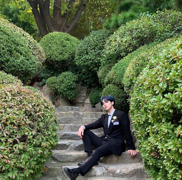 elskwll's tweet photo. posing on stairs is our thing 💅🏻💓

[#LVSTD #LuvitySelcaDay
#SERIM #CRAVITY
@CRAVITY_twt @CRAVITYstarship] https://t.co/P3y2cereJ0