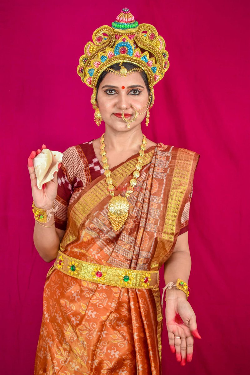 Utkalamrita's tweet photo. Day 4-Maa Sarala
At-#jhankada,#jagatsinghpur,#Odisha
#ShaktiPeeth as- since 8th century #Sarala as #mahishasuramardini worshipped
Had blessed #OdiaMahabharata writer #SaralaDas
#9days9sarees #9days9goddesses #goddessesofodisha #Navratri #happynavratri2021 @AboutIndia @ShefVaidya https://t.co/kzaq2oVcwv