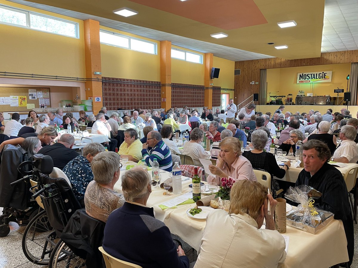 MargauxDeletre's tweet photo. Excellent moment passé à Pont-de-Metz cet après-midi à l’occasion du repas des aînés [animé et studieux] offert par la commune et le CCAS ! https://t.co/J66vp6sa8z